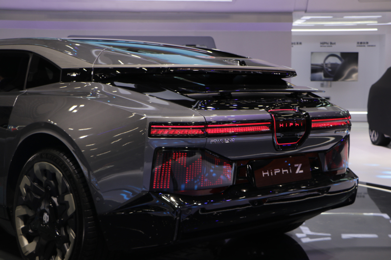 2023汽车科技新趋势——车外交互灯