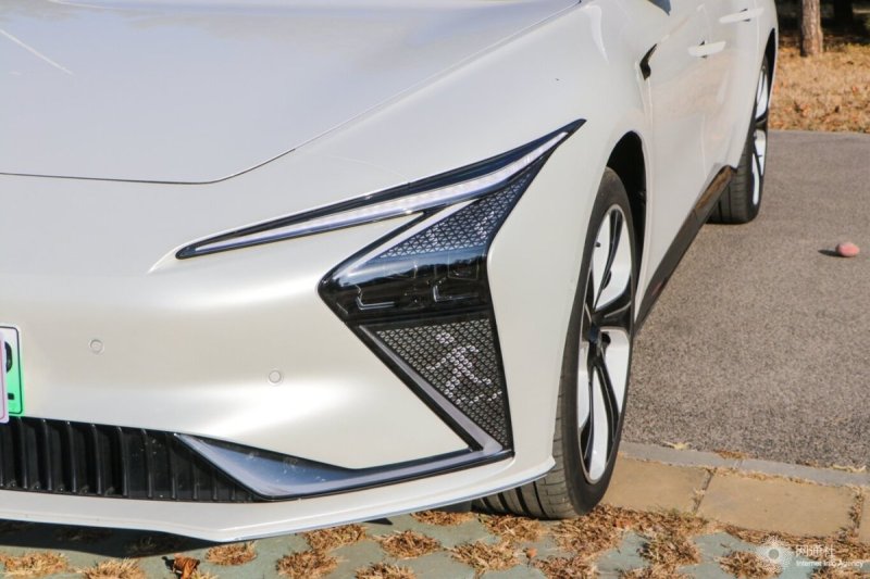2023汽车科技新趋势——车外交互灯