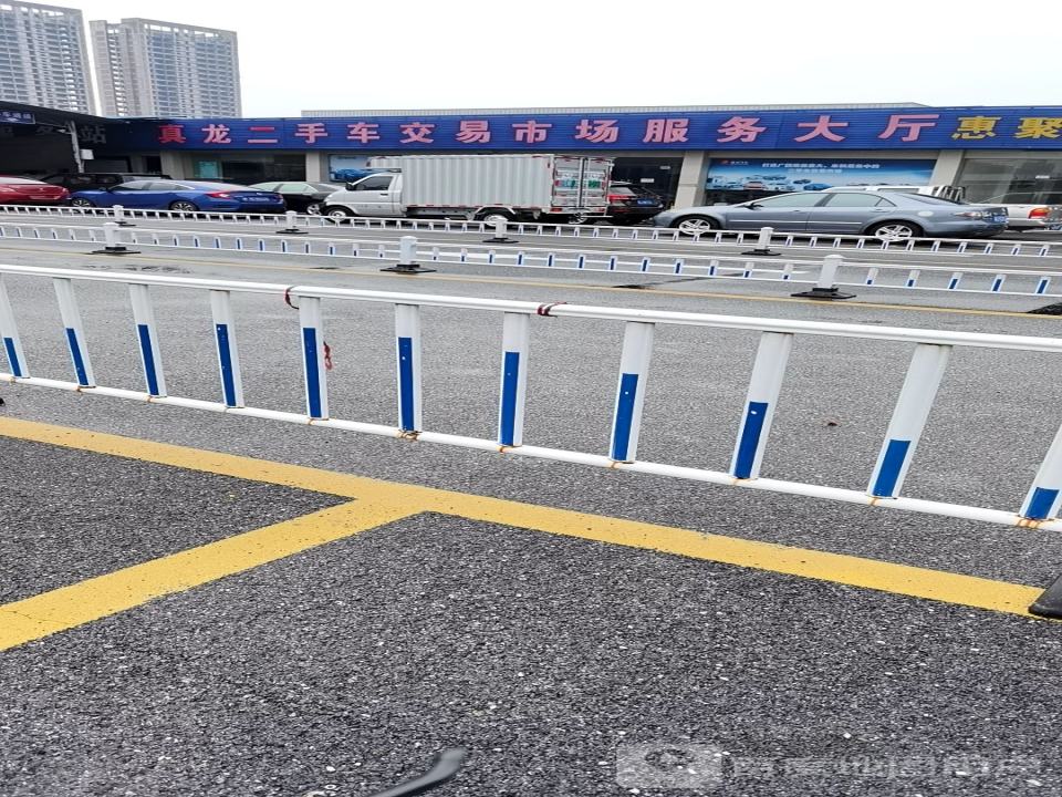 真龙二手车交易市场服务大厅