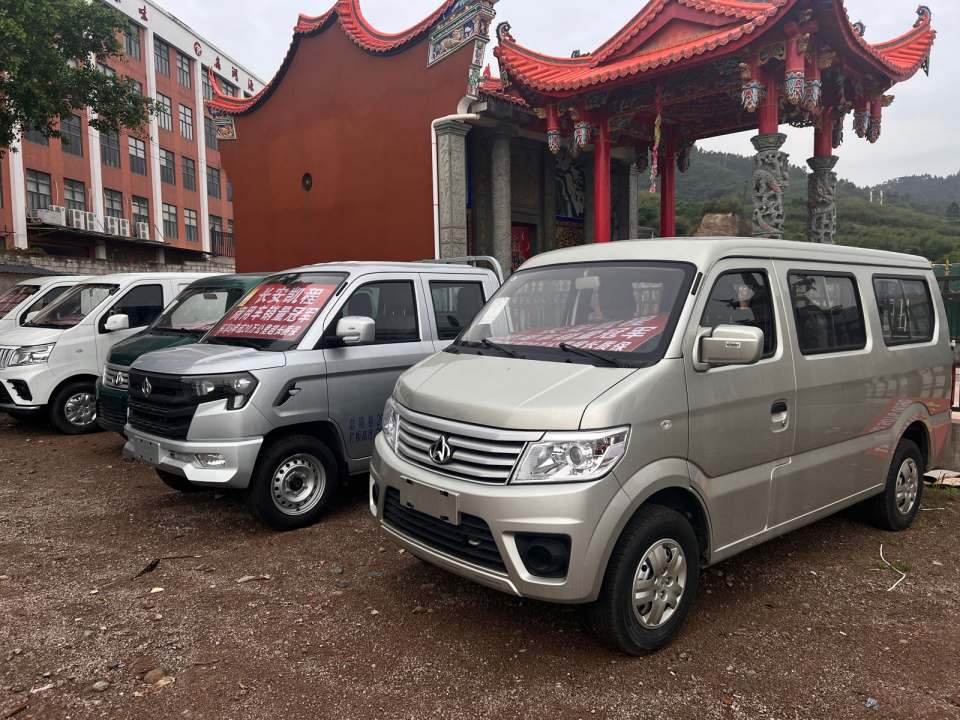 众兴二手面包车专卖场