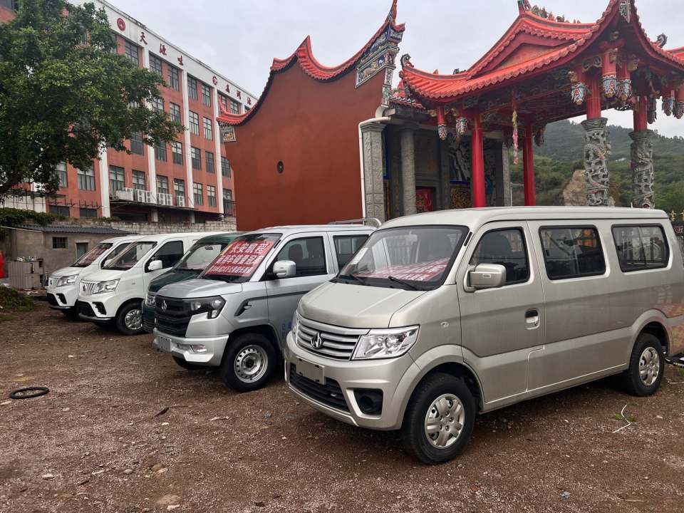众兴二手面包车专卖场
