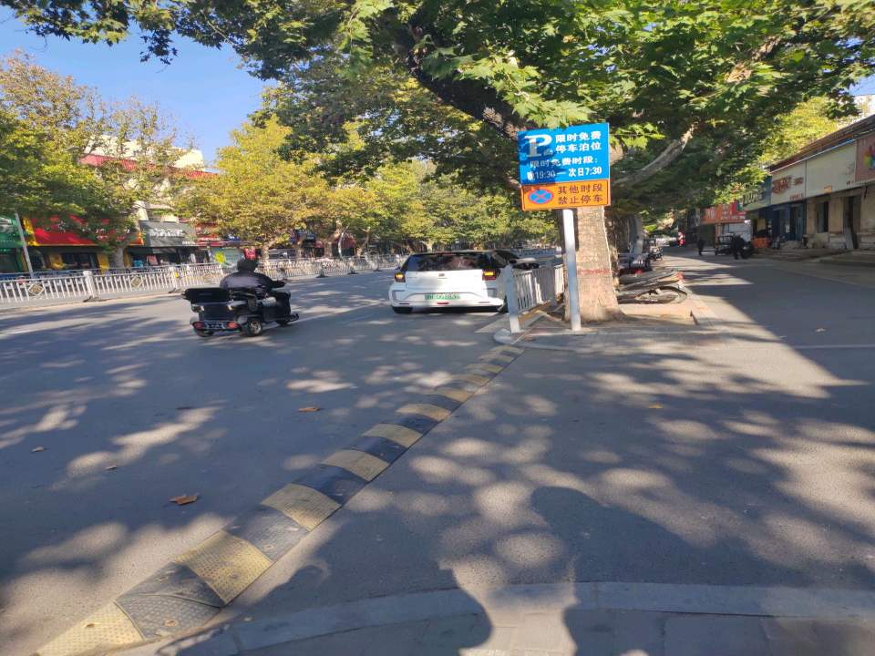 豫融二手车-停车场