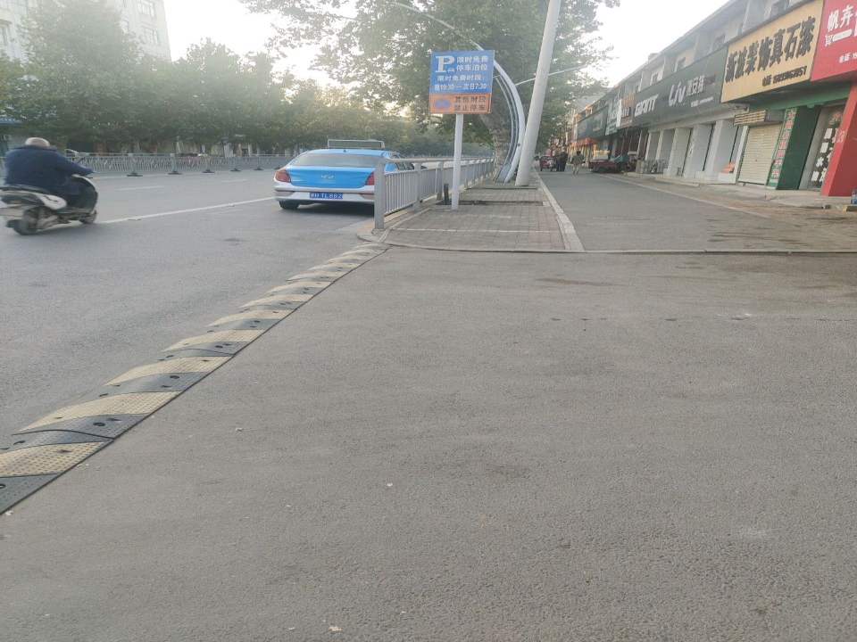 良驹二手车交易市场-停车场